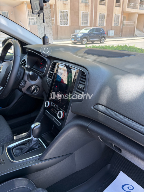 رينو ميجان 2022 فضي CVT مستعملة للبيع في شيراتون - 5