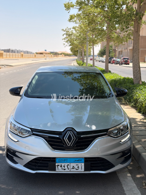 رينو ميجان 2022 فضي CVT مستعملة للبيع في شيراتون - 6