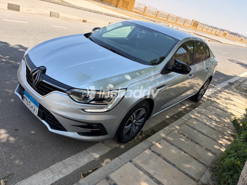 رينو ميجان 2022 فضي CVT مستعملة للبيع في شيراتون - 7