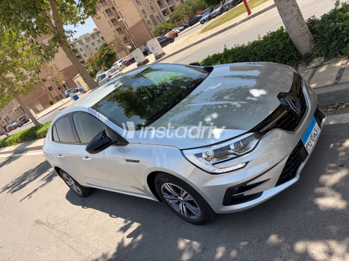 رينو ميجان 2022 فضي CVT مستعملة للبيع في شيراتون - 10