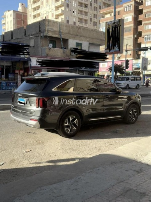كيا سورينتو 2024 رمادي غامق أوتوماتيك مستعملة للبيع في القاهرة - 2