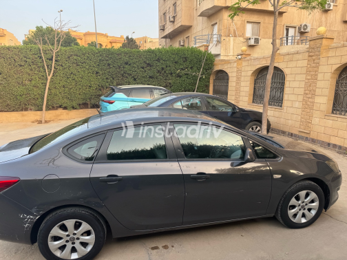اوبل أسترا 2015 رمادي أوتوماتيك مستعملة للبيع في الجيزة - 2
