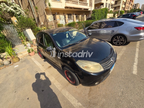 Renault Sandero 2012 Black Manual Used for Sale in Cairo - 4