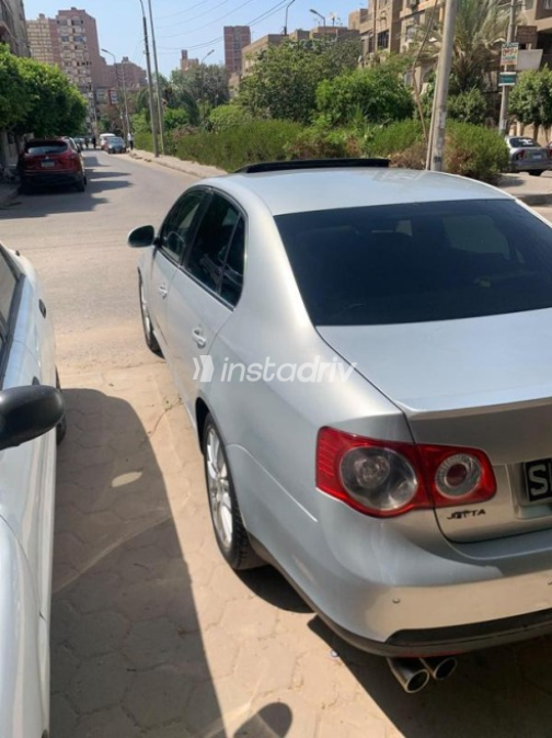 Volkswagen Jetta 2010 Silver Automatic Used for Sale in Heliopolis - 9