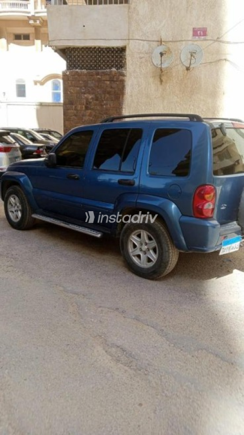 جيب شيروكي 2006 أزرق غامق أوتوماتيك مستعملة للبيع في الإسكندرية - 3