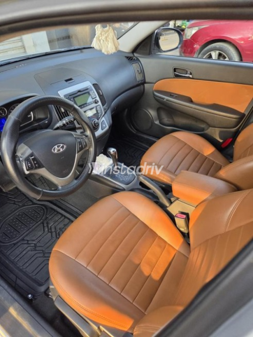 Hyundai I30 2009 Silver Automatic Used for Sale in Madinaty - 7