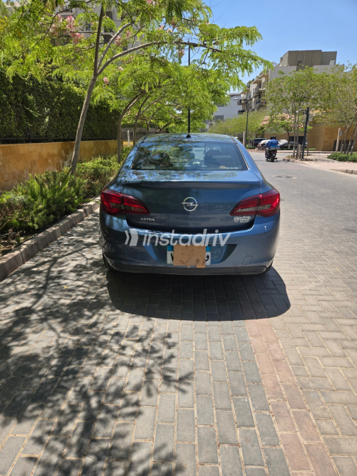 Opel Astra 2017 Blue Automatic Used for Sale in Greater Cairo ( Cairo + Giza) - 3