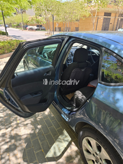 Opel Astra 2017 Blue Automatic Used for Sale in Greater Cairo ( Cairo + Giza) - 4