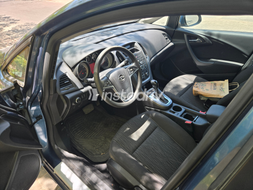 Opel Astra 2017 Blue Automatic Used for Sale in Greater Cairo ( Cairo + Giza) - 9