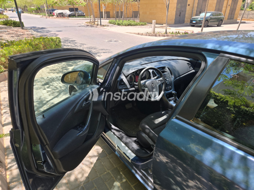 Opel Astra 2017 Blue Automatic Used for Sale in Greater Cairo ( Cairo + Giza) - 10