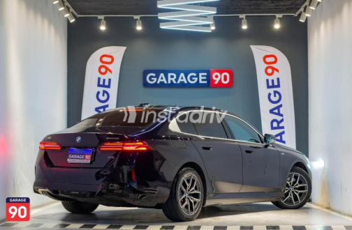بي ام دبليو I5 2025 أزرق غامق أوتوماتيك مستعملة للبيع في مدينة الشيخ زايد - 6