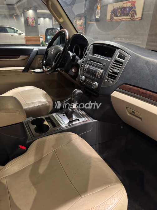 Mitsubishi Pajero 2015 Black Manual Used for Sale in Greater Cairo ( Cairo + Giza) - 8