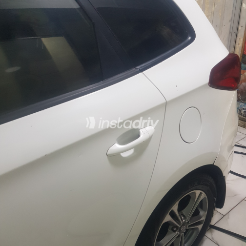 Kia Carens 2017 White Automatic Used for Sale in Greater Cairo ( Cairo + Giza) - 4