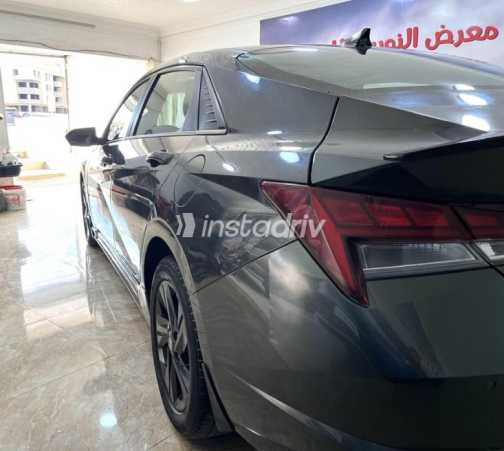 هيونداي إلنترا 2021 رمادي أوتوماتيك مستعملة للبيع في 6 أكتوبر - 2