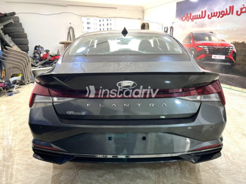 هيونداي إلنترا 2021 رمادي أوتوماتيك مستعملة للبيع في 6 أكتوبر - 5