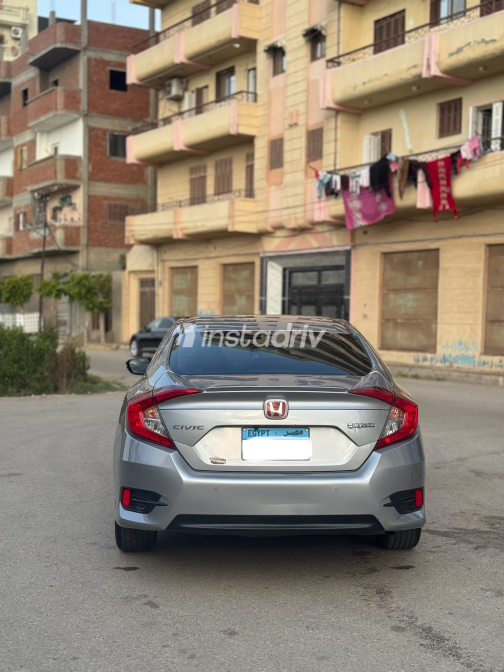 Honda Civic 2020 Silver Automatic Used for Sale in Greater Cairo ( Cairo + Giza) - 9