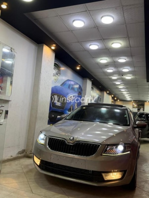 سكودا اوكتافيا 2015 بني أوتوماتيك مستعملة للبيع في المحلة - 6