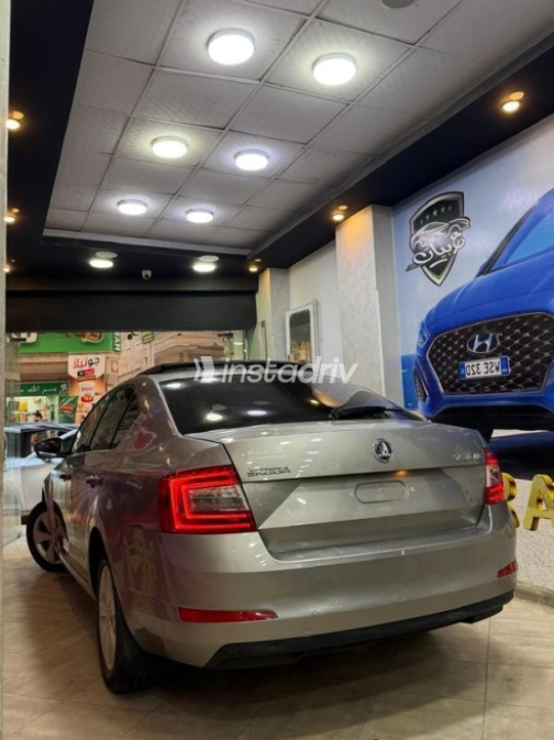 سكودا اوكتافيا 2015 بني أوتوماتيك مستعملة للبيع في المحلة - 10