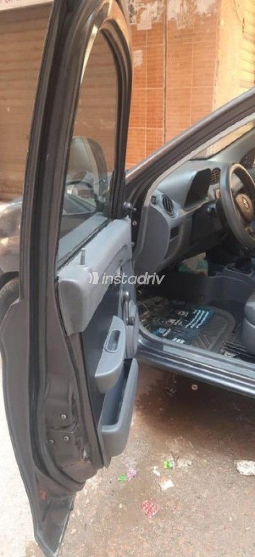 سوزوكى التو 2015 رمادي غامق أوتوماتيك مستعملة للبيع في الإسكندرية - 1