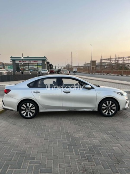 Kia Cerato 2019 Silver Automatic Used for Sale in Nasr city - 4