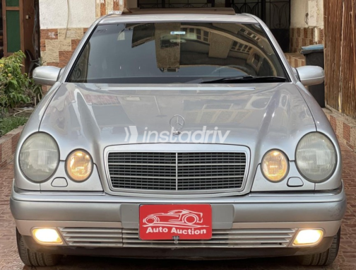 Mercedes E 200 1996 Silver Automatic Used for Sale in Cairo - 1