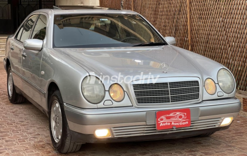Mercedes E 200 1996 Silver Automatic Used for Sale in Cairo - 2