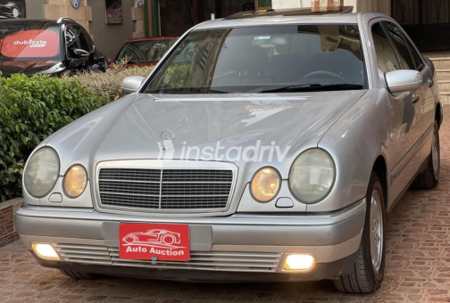 Mercedes E 200 1996 Silver Automatic Used for Sale in Cairo - 3