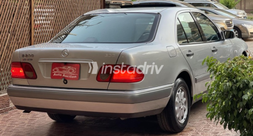 Mercedes E 200 1996 Silver Automatic Used for Sale in Cairo - 4