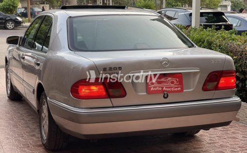 Mercedes E 200 1996 Silver Automatic Used for Sale in Cairo - 5