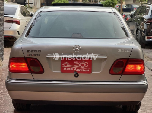 Mercedes E 200 1996 Silver Automatic Used for Sale in Cairo - 6