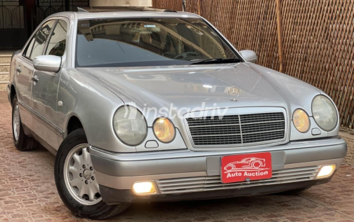 Mercedes E 200 1996 Silver Automatic Used for Sale in Cairo - 7