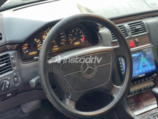 Mercedes E 200 1996 Silver Automatic Used for Sale in Cairo - 8
