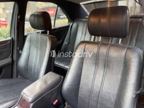 Mercedes E 200 1996 Silver Automatic Used for Sale in Cairo - 10