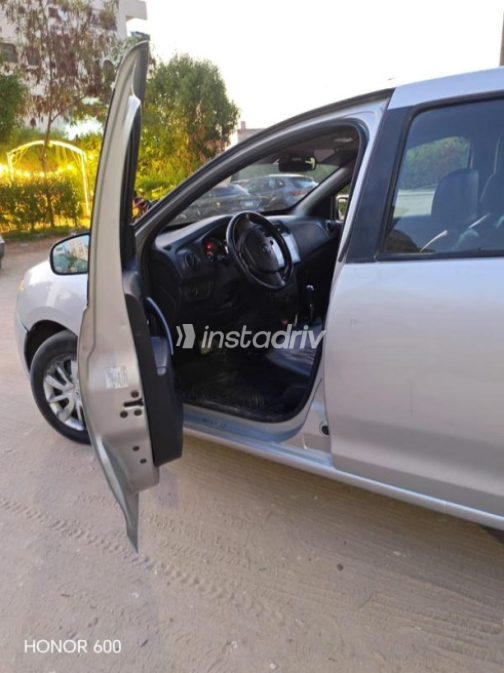 Renault Logan 2017 White Automatic Used for Sale in Greater Cairo ( Cairo + Giza) - 3