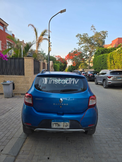 Renault Sandero Step Way 2016 Blue Automatic Used for Sale in Greater Cairo ( Cairo + Giza) - 4