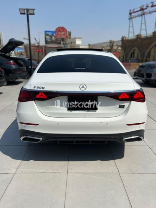 مرسيدس E 200 2024 أبيض أوتوماتيك مستعملة للبيع في مدينة الشيخ زايد - 2