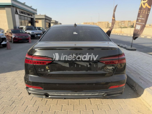 اودي A6 2022 أسود أوتوماتيك مستعملة للبيع في القاهرة - 2