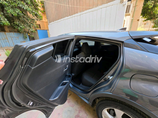 تويوتا C-HR 2019 رمادي أوتوماتيك مستعملة للبيع في القاهرة الكبرى ( القاهرة - الجيزة) - 5