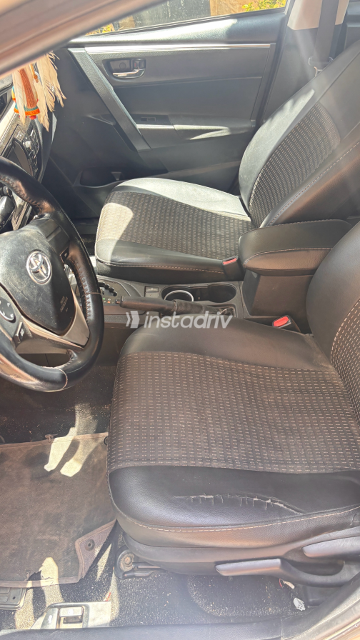 Toyota Corolla 2015 Silver Automatic Used for Sale in Greater Cairo ( Cairo + Giza) - 5