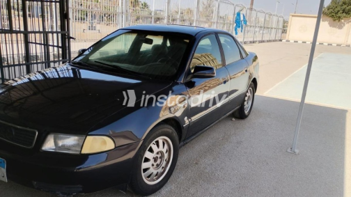 اودي A4 1998 أزرق غامق أوتوماتيك مستعملة للبيع في الشروق - 2