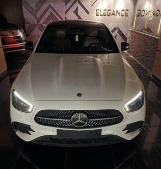 مرسيدس E 300 2023 أبيض أوتوماتيك مستعملة للبيع في المهندسين