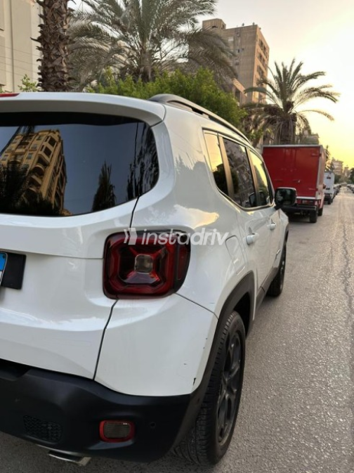 جيب رينيجيد 2020 أبيض أوتوماتيك مستعملة للبيع في مصر الجديدة - 3
