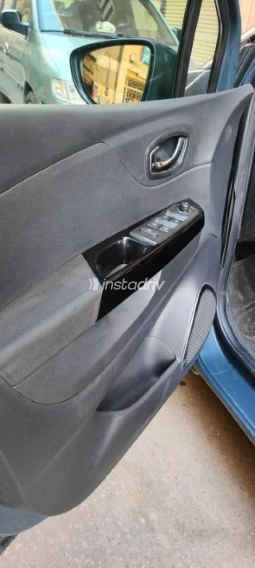 Renault Captur 2017 White Automatic Used for Sale in Greater Cairo ( Cairo + Giza) - 3