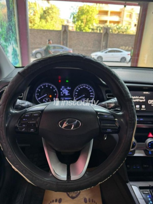 Hyundai Elantra AD 2020 White Automatic Used for Sale in Greater Cairo ( Cairo + Giza) - 7