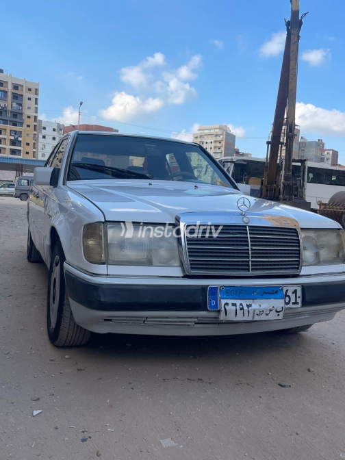 Mercedes E 200 1988 White Manual Used for Sale in Greater Cairo ( Cairo + Giza) - 1