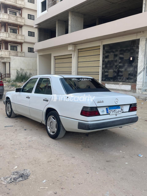 Mercedes E 200 1988 White Manual Used for Sale in Greater Cairo ( Cairo + Giza) - 2