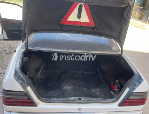 Mercedes E 200 1988 White Manual Used for Sale in Greater Cairo ( Cairo + Giza) - 3
