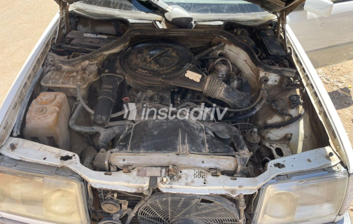Mercedes E 200 1988 White Manual Used for Sale in Greater Cairo ( Cairo + Giza) - 4