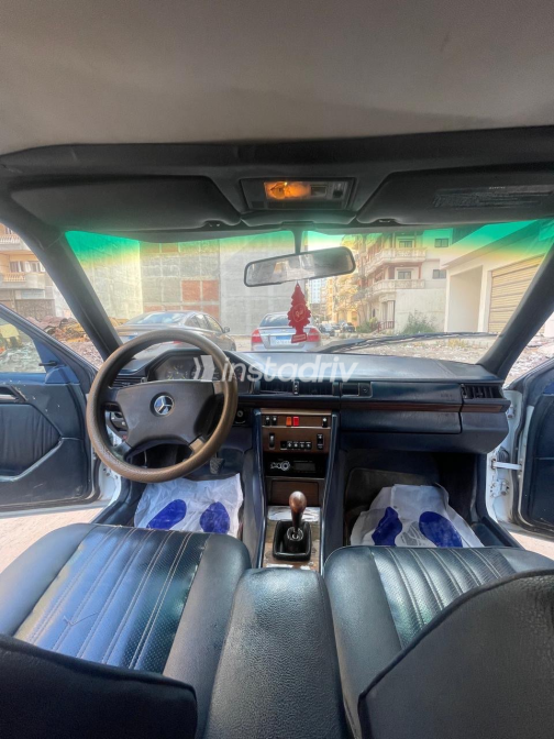 Mercedes E 200 1988 White Manual Used for Sale in Greater Cairo ( Cairo + Giza) - 5