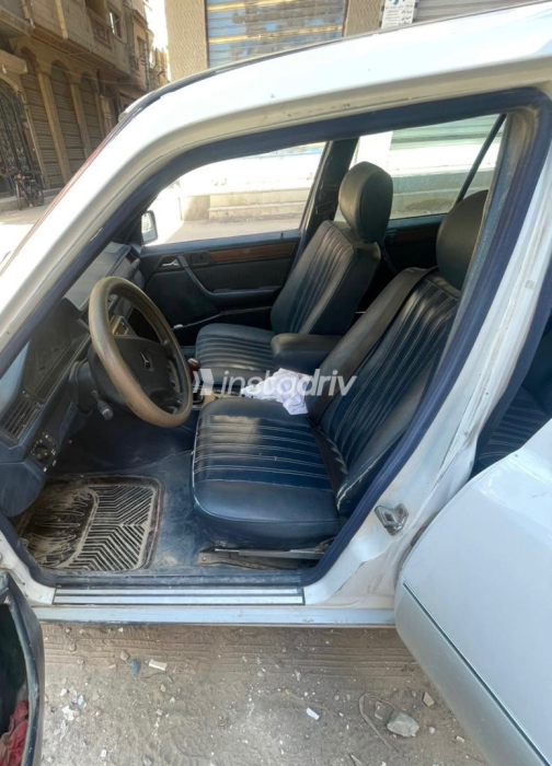 Mercedes E 200 1988 White Manual Used for Sale in Greater Cairo ( Cairo + Giza) - 6